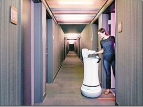 酒店机器人行业未来发展潜力巨大 可提供自助续住、退房、机器人送物/餐等多项服务。