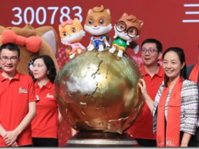 三只松鼠创始人章燎原:曾靠摆地摊谋生,创业失败27次,如今身价百亿 企业家人生心得:“选择比能力重要,态度比能力重要。”年轻人最大的问题就是懂得太多了,成功是坚持在大方向的基础上,十年只做一件事情,是积累倍增的