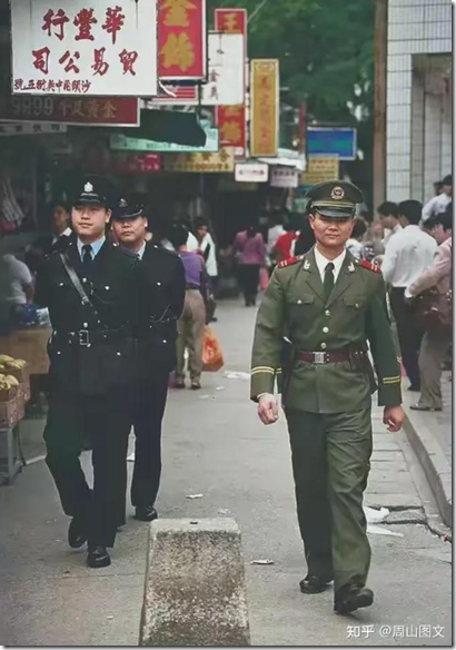中國近代史 《南渡北歸》大師人才的選擇 人生道路選擇不同 最終海峽兩岸人物命運不同！1949年中英街歷史經典鏡頭 張愛玲跑路去美國。老舍投湖。300年出一位的大師陳寅恪被自己人3年就給嚯嚯死了！1966年 傅雷夫婦雙雙自縊 現鈔53.3元 遺言 代付9月份房租 可悲可嘆可氣！1966年 地質學家謝家榮夫婦先後加入 服藥隊！兩彈元勛姚桐斌被當街活活打死，年僅46歲，兇手10年後伏法，才判15年！錢學森，鄧稼先去農場改造了。核彈爆炸第三天去的！1968年中國香港人容國團31歲自殺 終年31歲 新中國體育界第一位世界冠軍！中國石油之父蕭光琰 1968年 不顧妻子阻攔 放棄美國優越工作條件 回國後參加建設 受盡折磨服藥自殺 年僅48歲！1968年文革期間被關押毆打後，與妻子甄素輝和女兒先後服安眠藥自殺！李政道老師束星北 愛因斯坦助手 放棄美國高薪 回國打掃20年廁所！胡適反詐大師，救不了自己留在中國大陸的兒子胡思社！胡思社 和 父親 胡適 劃清界限 胡適兒子胡思社留在中國大陸在1957年定為”右派“，經歷無盡折磨後，自縊死亡！1968年10月16日，“清理階級隊伍”時，物理學家饒毓泰在北京大學燕南園51號上吊自殺身亡。1968年10月26日，趙九章被迫害在北京服安眠藥自殺 ，享年61歲。中國計算機之父 中國第一位程序員董鐵寶放棄美國所有待遇，回國後於1968年含恨弔死在北大校門口！！！